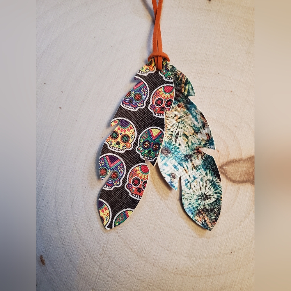 Purse charm feathers, sugar skull lover  Keychain, Feather Keychain, Gift Ide…